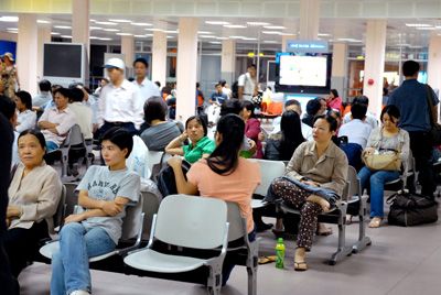 Hành khách ngồi chờ bay tại Sân bay Quốc tế Tân Sơn Nhất, TP HCM. Ảnh: Hoàng Hà.