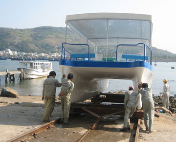 Hạ thủy mô hình tàu 2 thân composite Catamaran đầu tiên tại Việt Nam
