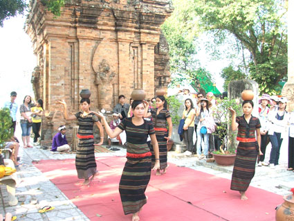 Hướng bảo tồn và phát huy giá trị văn hóa tích cực