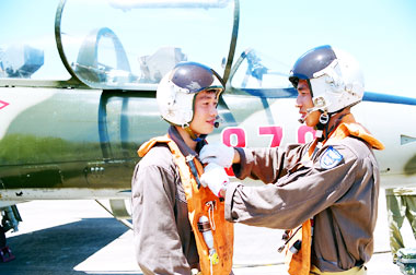 Thầy và trò trước giờ cất cánh.