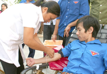 Thanh niên Khánh Hòa xung kích hiến máu tình nguyện.