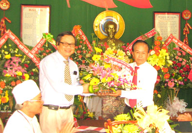 Ông Võ Lâm Phi (bên phải) tặng hoa chúc mừng các thầy thuốc nhân ngày Thầy thuốc Việt Nam.