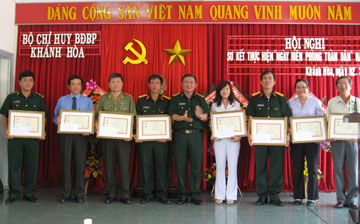 Thừa ủy nhiệm của Bộ Tư lệnh Bộ đội Biên phòng, Đại tá Hồ Văn Truyền (giữa), Chỉ huy trưởng Bộ Chỉ huy Bộ đội Biên phòng tỉnh trao Kỷ niệm chương cho các cá nhân.