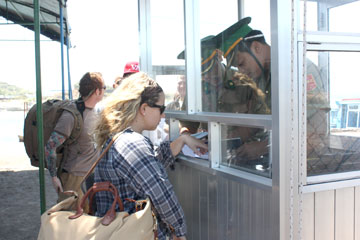 Thực hiện thủ tục xuất nhập cảnh chặt chẽ, nhanh gọn là mối quan tâm của cán bộ, chiến sĩ Đồn Biên phòng cửa khẩu Nha Trang.