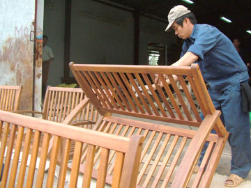 Do kinh tế thế giới dần hồi phục nên 2 tháng đầu năm, đồ gỗ xuất khẩu đã tăng cao. Trong ảnh: Sản xuất đồ gỗ xuất khẩu tại Công ty Cổ phần Chế biến gỗ Việt Đức.