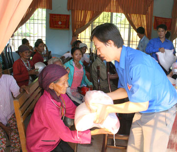 Đoàn viên thanh niên Đoàn khối Doanh nghiệp thăm và tặng quà các gia đình chính sách, gia đình khó khăn tại huyện Khánh Vĩnh.