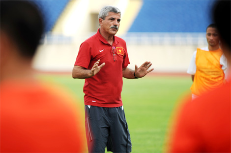 Huấn luyện viên Calisto gia hạn hợp đồng với VFF