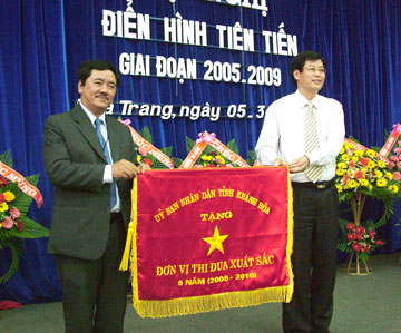 Trần Công Phàn - Phó Chủ tịch UBND tỉnh (bìa phải) tặng cờ thi đua xuất sắc cho Viễn thông Khánh Hòa.