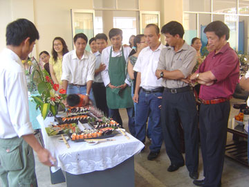 Ban Giám khảo nghe thuyết trình ý nghĩa các món ăn.