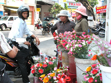 Ngày 8-3 hoa tăng giá nhưng vẫn “đắt” hàng