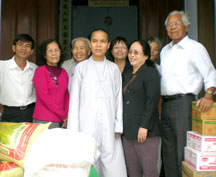 Sư Thích nữ Chơn Minh (chùa Phật Bửu) nhận quà từ Ban Quản lý di tích và danh lam thắng cảnh tỉnh.