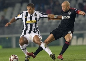 Juventus muốn đổi Melo lấy Van Persie