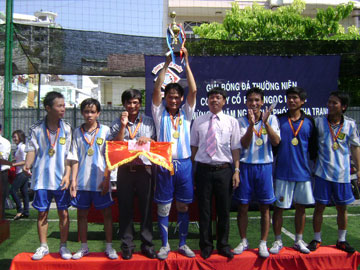 Tổ chức giải bóng đá chào mừng 35 năm ngày giải phóng Nha Trang