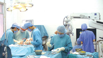 Đưa vào sử dụng hệ thống kính vi phẫu thuật sử dụng trong vi phẫu