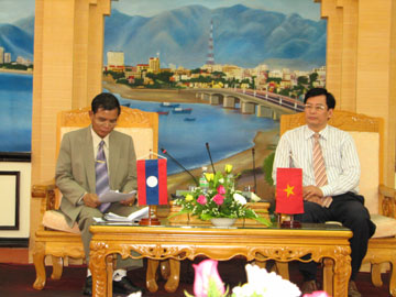 Tiếp xã giao ông Khămphảkhămpumi - Giám đốc Sở Tư pháp tỉnh Chămpasắc (Lào)