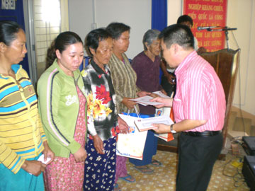 Phu Khanh Petroleum Company grants 90 gifts to poor people in Ninh Phuoc Commune
