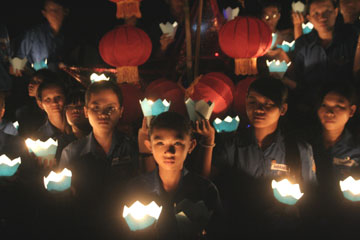 Các đoàn viên, thanh niên, học sinh TP. Nha Trang thắp nến hưởng ứng "Giờ Trái đất 2010"