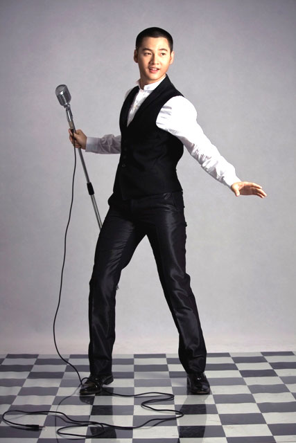 Ca sĩ Đức Tuấn giao lưu với khán giả Nha Trang