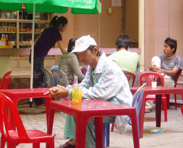 Vô tư hút thuốc lá nơi công cộng