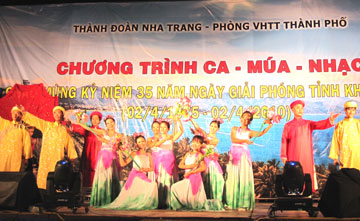 Biểu diễn văn nghệ chào mừng ngày giải phóng tỉnh Khánh Hòa