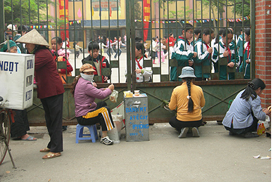 Cấm hàng rong bán thực phẩm mất vệ sinh quanh trường học