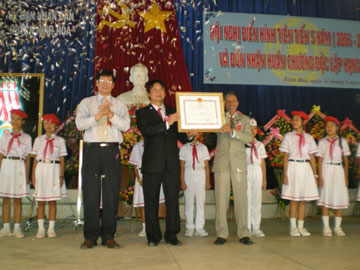 Đón nhận Huân chương Độc lập hạng Ba