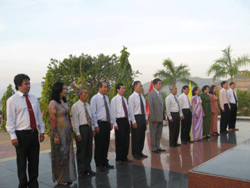 Viếng và đặt vòng hoa tại Nghĩa trang liệt sĩ Hòn Dung