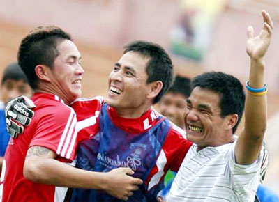 Niềm vui của HLV Nguyễn Hữu Đang (phải) và các cầu thủ.