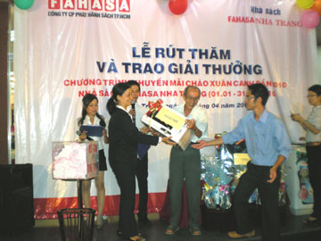 Rút thăm và trao giải thưởng cho khách hàng may mắn