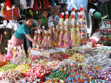 Kẹo phát sáng vẫn được bày bán công khai