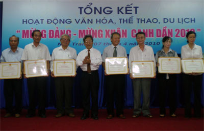 Ông Lê Xuân Thân - Phó Chủ tịch UBND tỉnh Khánh Hòa trao bằng khen cho các tập thể.