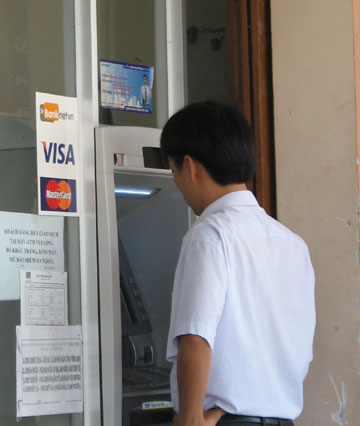 Kiểm tra an toàn điện tại hệ thống máy ATM trên địa bàn tỉnh Khánh Hòa