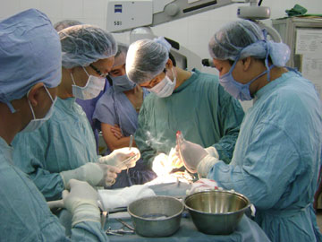 Phẫu thuật 2 trường hợp u não khó