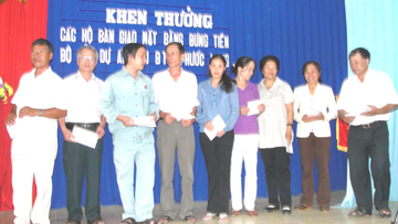 Khen thưởng các hộ dân bàn giao mặt bằng đúng tiến độ ở Dự án Khu đô thị mới Phước Long