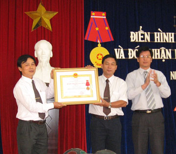 Công ty Dịch vụ vận tải Khánh Hòa nhận Huân chương Lao động hạng Nhì