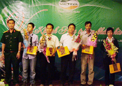 Ông Trần Đình Tiến - Giám đốc Viettel Khánh Hòa (bìa trái) tặng quà cho các khách hàng có mức phát sinh cước cao.