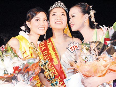 Hoa hậu Nguyễn Thị Huyền (giữa); Á hậu I Trịnh Chân Trân ( trái) và Á hậu II Nguyễn Thị Ngọc Bích (phải) trong đêm chung kết Hoa hậu Việt Nam 2004 diễn ra tại Hạ Long