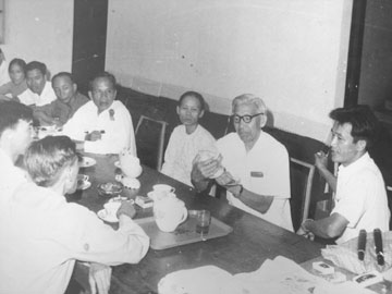 Xúc động ngày trở lại quê hương…