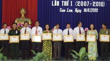 30 tập thể, 11 cá nhân được khen thưởng