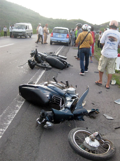 Tai nạn giao thông giữa 2 xe máy, 3 người bị thương nặng