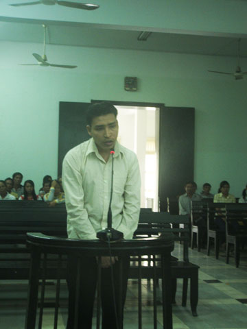 Dùng dao “xin lại” cá bị thu giữ