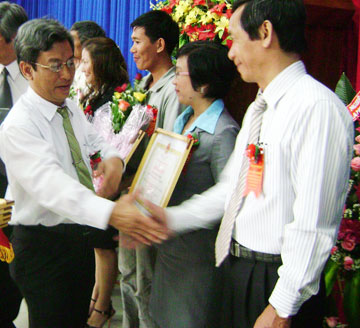 Tuyên dương các doanh nghiệp, tổ chức, cá nhân đóng góp nhiều cho giáo dục - đào tạo