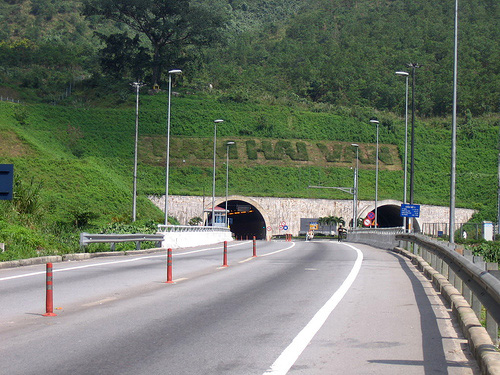 Từ ngày 28-5-2010, các loại phương tiện qua hầm đường bộ đèo Hải Vân sẽ được giảm mức thu phí.