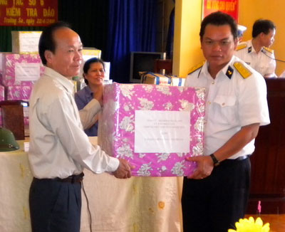 Thăm, tặng quà quân và dân đảo Trường Sa Lớn