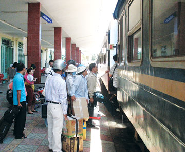 Lại “nóng” chuyện tàu, xe