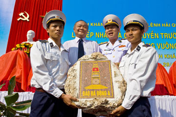 Trồng cây bàng vuông và đặt đá chủ quyền Trường Sa