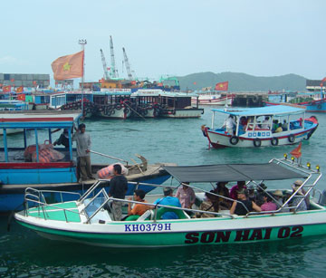 23 trường hợp vi phạm trật tự an toàn giao thông đường thủy nội địa