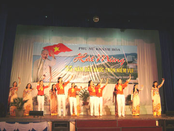 Liên hoan văn nghệ chào mừng 35 năm ngày giải phóng miền Nam, thống nhất đất nước