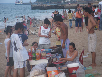 “Vô tư” vứt rác trên bãi biển