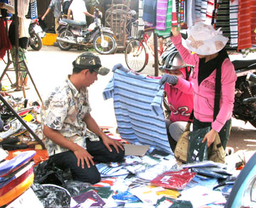 Hàng giả, hàng nhái “lấn lướt” thị trường